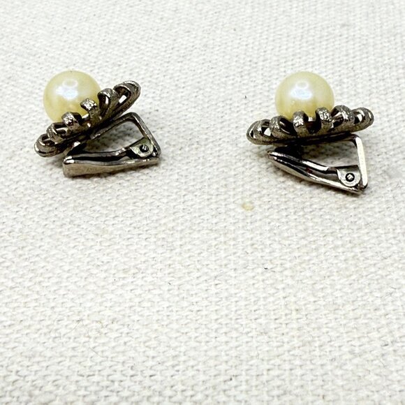 Vintage Starburst Earrings Imitation Pearl Silver-Tone Clip On‎ Retro Classic - Picture 3 of 9